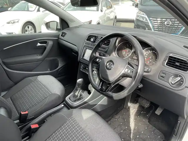 フォルクスワーゲン ポロ TSIコンフォートライン 群馬県 2016(平28)年 6.1万km ピュアホワイト 純正SDナビ/CD・DVD・SD/Bluetooth・フルセグ/バックカメラ/ビルトインETC/純正アルミホイール/純正フロアマット/レインセンサー/フォグランプ/取説・保証書/スマートキー