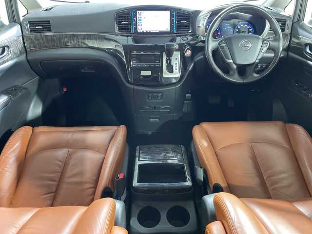 日産 エルグランド 250HWS Sジェットブラック アーバンクロム 神奈川県 2018(平30)年 7.5万km ブリリアントホワイトパール 純正9型ナビ【MM517D-L】/・BT/フルセグTV/CD/DVD/SD/BD/バックカメラ/純正フリップダウンモニター/専用レザーシート/パワーシート(D/N)/シートヒーター(D/N)/両側電動スライドドア/パワーバックドア/MTモード/ウッドコンビステアリング/ステアリングスイッチ/クルーズコントロール/Autoライト/インテリジェントキー/スペアキー/プッシュスタートボタン/LEDヘッドライト/フォグランプ/2列目サンシェード/電話格納ミラー/ウィンカーミラー/純正フロアマット/純正18インチアルミホイール/純正ドアバイザー