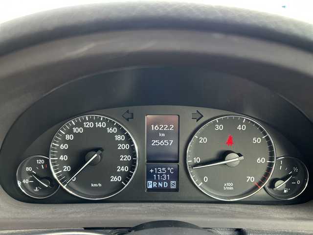 メルセデス・ベンツ Ｃ２００ コンプレッサーステーションワゴン 神奈川県 2005(平17)年 2.6万km アラバスターホワイト 社外ナビ（CD/DVD/FM/AM/MD)/バックカメラ/クルーズコントロール/ルーフレール/D席メモリシート/D/N席パワーシート/ステアリングスイッチ/電動チルト/電動格納ミラー/オートライト/純正フロアマット/純正アルミホイール/ISOFIX/トノカバー/フォグランプ/スペアキー×１/保証書/取扱説明書