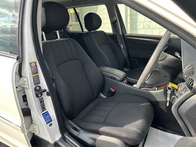 メルセデス・ベンツ Ｃ２００ コンプレッサーステーションワゴン 神奈川県 2005(平17)年 2.6万km アラバスターホワイト 社外ナビ（CD/DVD/FM/AM/MD)/バックカメラ/クルーズコントロール/ルーフレール/D席メモリシート/D/N席パワーシート/ステアリングスイッチ/電動チルト/電動格納ミラー/オートライト/純正フロアマット/純正アルミホイール/ISOFIX/トノカバー/フォグランプ/スペアキー×１/保証書/取扱説明書