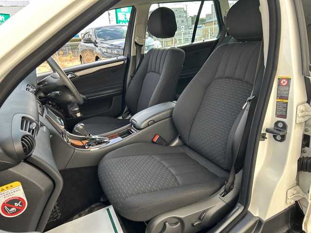 メルセデス・ベンツ Ｃ２００ コンプレッサーステーションワゴン 神奈川県 2005(平17)年 2.6万km アラバスターホワイト 社外ナビ（CD/DVD/FM/AM/MD)/バックカメラ/クルーズコントロール/ルーフレール/D席メモリシート/D/N席パワーシート/ステアリングスイッチ/電動チルト/電動格納ミラー/オートライト/純正フロアマット/純正アルミホイール/ISOFIX/トノカバー/フォグランプ/スペアキー×１/保証書/取扱説明書