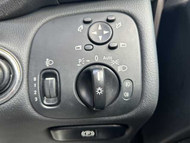 メルセデス・ベンツ Ｃ２００ コンプレッサーステーションワゴン 神奈川県 2005(平17)年 2.6万km アラバスターホワイト 社外ナビ（CD/DVD/FM/AM/MD)/バックカメラ/クルーズコントロール/ルーフレール/D席メモリシート/D/N席パワーシート/ステアリングスイッチ/電動チルト/電動格納ミラー/オートライト/純正フロアマット/純正アルミホイール/ISOFIX/トノカバー/フォグランプ/スペアキー×１/保証書/取扱説明書