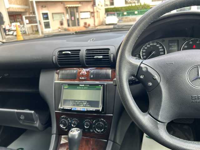 メルセデス・ベンツ Ｃ２００ コンプレッサーステーションワゴン 神奈川県 2005(平17)年 2.6万km アラバスターホワイト 社外ナビ（CD/DVD/FM/AM/MD)/バックカメラ/クルーズコントロール/ルーフレール/D席メモリシート/D/N席パワーシート/ステアリングスイッチ/電動チルト/電動格納ミラー/オートライト/純正フロアマット/純正アルミホイール/ISOFIX/トノカバー/フォグランプ/スペアキー×１/保証書/取扱説明書