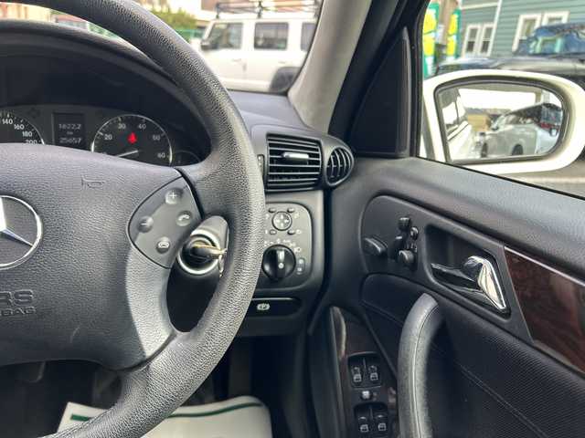 メルセデス・ベンツ Ｃ２００ コンプレッサーステーションワゴン 神奈川県 2005(平17)年 2.6万km アラバスターホワイト 社外ナビ（CD/DVD/FM/AM/MD)/バックカメラ/クルーズコントロール/ルーフレール/D席メモリシート/D/N席パワーシート/ステアリングスイッチ/電動チルト/電動格納ミラー/オートライト/純正フロアマット/純正アルミホイール/ISOFIX/トノカバー/フォグランプ/スペアキー×１/保証書/取扱説明書