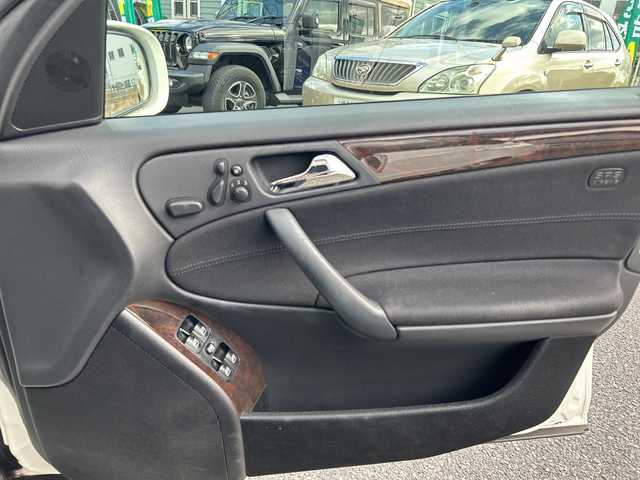 メルセデス・ベンツ Ｃ２００ コンプレッサーステーションワゴン 神奈川県 2005(平17)年 2.6万km アラバスターホワイト 社外ナビ（CD/DVD/FM/AM/MD)/バックカメラ/クルーズコントロール/ルーフレール/D席メモリシート/D/N席パワーシート/ステアリングスイッチ/電動チルト/電動格納ミラー/オートライト/純正フロアマット/純正アルミホイール/ISOFIX/トノカバー/フォグランプ/スペアキー×１/保証書/取扱説明書