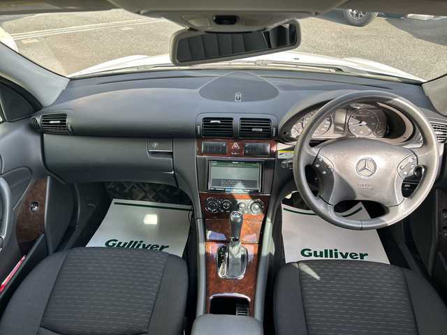 メルセデス・ベンツ Ｃ２００ コンプレッサーステーションワゴン 神奈川県 2005(平17)年 2.6万km アラバスターホワイト 社外ナビ（CD/DVD/FM/AM/MD)/バックカメラ/クルーズコントロール/ルーフレール/D席メモリシート/D/N席パワーシート/ステアリングスイッチ/電動チルト/電動格納ミラー/オートライト/純正フロアマット/純正アルミホイール/ISOFIX/トノカバー/フォグランプ/スペアキー×１/保証書/取扱説明書