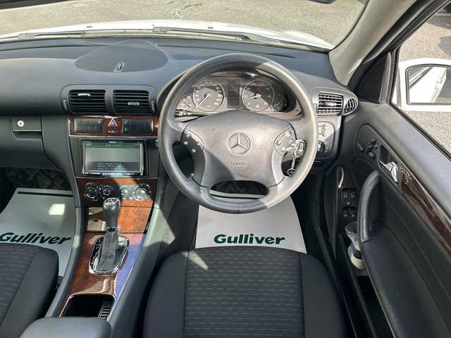 メルセデス・ベンツ Ｃ２００ コンプレッサーステーションワゴン 神奈川県 2005(平17)年 2.6万km アラバスターホワイト 社外ナビ（CD/DVD/FM/AM/MD)/バックカメラ/クルーズコントロール/ルーフレール/D席メモリシート/D/N席パワーシート/ステアリングスイッチ/電動チルト/電動格納ミラー/オートライト/純正フロアマット/純正アルミホイール/ISOFIX/トノカバー/フォグランプ/スペアキー×１/保証書/取扱説明書