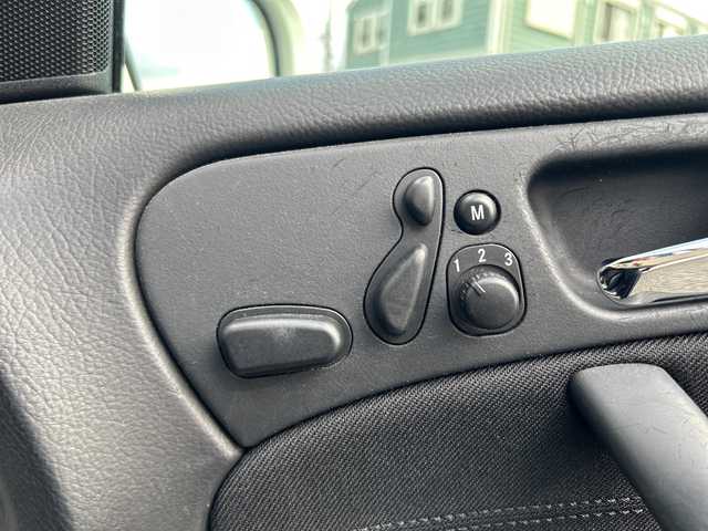 メルセデス・ベンツ Ｃ２００ コンプレッサーステーションワゴン 神奈川県 2005(平17)年 2.6万km アラバスターホワイト 社外ナビ（CD/DVD/FM/AM/MD)/バックカメラ/クルーズコントロール/ルーフレール/D席メモリシート/D/N席パワーシート/ステアリングスイッチ/電動チルト/電動格納ミラー/オートライト/純正フロアマット/純正アルミホイール/ISOFIX/トノカバー/フォグランプ/スペアキー×１/保証書/取扱説明書