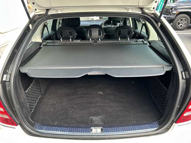 メルセデス・ベンツ Ｃ２００ コンプレッサーステーションワゴン 神奈川県 2005(平17)年 2.6万km アラバスターホワイト 社外ナビ（CD/DVD/FM/AM/MD)/バックカメラ/クルーズコントロール/ルーフレール/D席メモリシート/D/N席パワーシート/ステアリングスイッチ/電動チルト/電動格納ミラー/オートライト/純正フロアマット/純正アルミホイール/ISOFIX/トノカバー/フォグランプ/スペアキー×１/保証書/取扱説明書