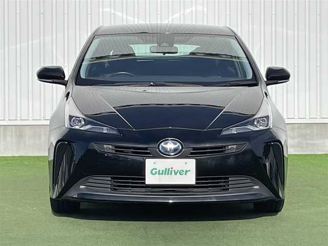 トヨタ プリウス S 香川県 2021(令3)年 5.5万km アティチュードブラックマイカ 登録時走行距離：54968km/ディーラー純正ナビ/　CD BT フルセグTV/バックカメラ/プリクラッシュセーフティシステム/レーンキープアシスト/レーダークルーズコントロール/クリアランスソナー/オートハイビーム/LEDヘッドライト/オートライト/ビルトインETC/横滑り防止装置/革巻きステアリング/ステアリングスイッチ/プッシュスタート/スマートキー
