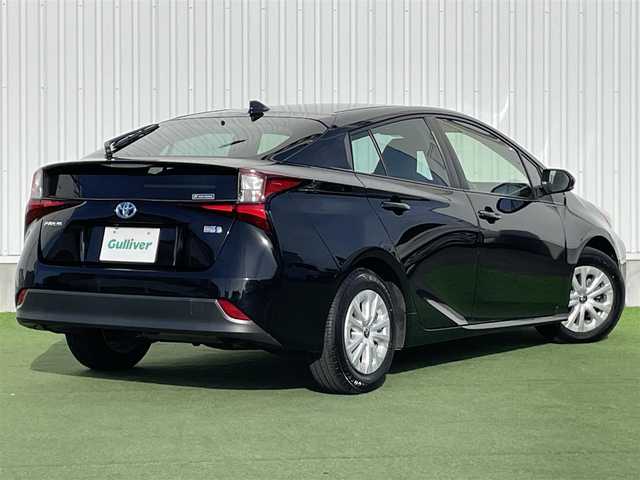 トヨタ プリウス S 香川県 2021(令3)年 5.5万km アティチュードブラックマイカ 登録時走行距離：54968km/ディーラー純正ナビ/　CD BT フルセグTV/バックカメラ/プリクラッシュセーフティシステム/レーンキープアシスト/レーダークルーズコントロール/クリアランスソナー/オートハイビーム/LEDヘッドライト/オートライト/ビルトインETC/横滑り防止装置/革巻きステアリング/ステアリングスイッチ/プッシュスタート/スマートキー
