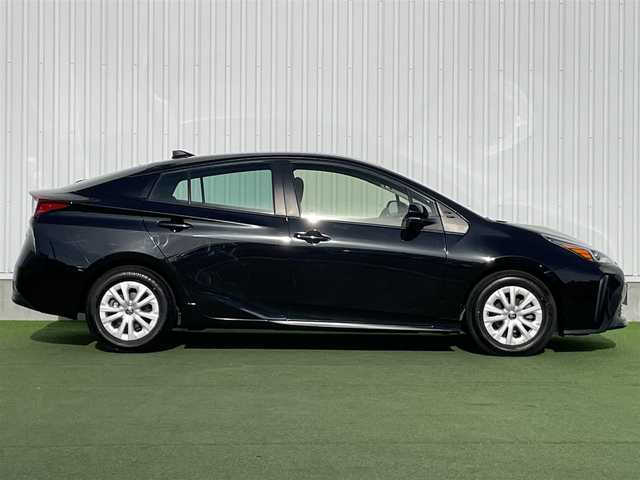 トヨタ プリウス S 香川県 2021(令3)年 5.5万km アティチュードブラックマイカ 登録時走行距離：54968km/ディーラー純正ナビ/　CD BT フルセグTV/バックカメラ/プリクラッシュセーフティシステム/レーンキープアシスト/レーダークルーズコントロール/クリアランスソナー/オートハイビーム/LEDヘッドライト/オートライト/ビルトインETC/横滑り防止装置/革巻きステアリング/ステアリングスイッチ/プッシュスタート/スマートキー