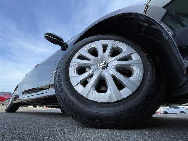 トヨタ プリウス S 香川県 2021(令3)年 5.5万km アティチュードブラックマイカ 登録時走行距離：54968km/ディーラー純正ナビ/　CD BT フルセグTV/バックカメラ/プリクラッシュセーフティシステム/レーンキープアシスト/レーダークルーズコントロール/クリアランスソナー/オートハイビーム/LEDヘッドライト/オートライト/ビルトインETC/横滑り防止装置/革巻きステアリング/ステアリングスイッチ/プッシュスタート/スマートキー