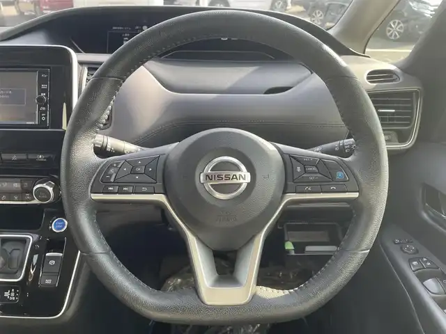 日産 セレナ e－パワー ハイウェイスター V 和歌山県 2020(令2)年 6.7万km ダイヤモンドブラック 純正7インチナビ（MJ320D-W）/フルセグTV/（BT/CD/DVD/AM/FM/USB)/全方位カメラ/プロパイロット/エマージェンシーブレーキ/レーンディパーチャーアラート/ブラインドスポットモニター/横滑り防止/オートライト/前後コーナーセンサー/フリップダウンモニター/前方ドライブレコーダー/ビルトインETC/両側パワースライド/ハンズフリーオートスライド/ステアリングリモコン/純正15インチアルミ/プッシュスタート/電格ミラー