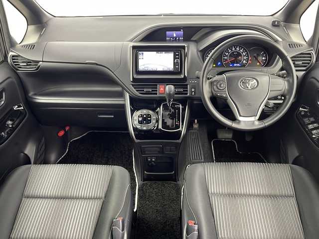 トヨタ ヴォクシー ZS 煌 三重県 2018(平30)年 4万km ブラック 禁煙車/純正SDナビ/AM/FM/CD/BT/SD/フルセグTV/バックカメラ/プリクラッシュセーフティ/両側パワースライドドア/LKA/クルーズコントロール /オートライト/オートハイビーム/LEDヘッドライト/フォグランプ/クリアランスソナー /ビルトインETC/プッシュスタート/スマートキー/ステアリングスイッチ /純正アルミホイール/純正フロアマット/純正ドアバイザー