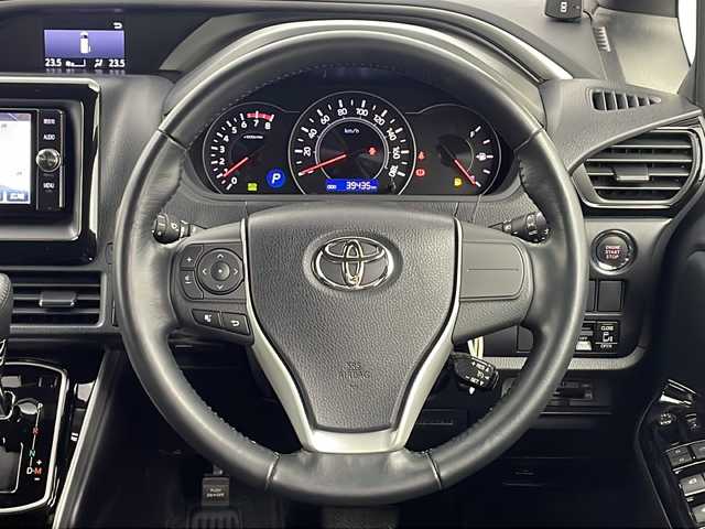 トヨタ ヴォクシー ZS 煌 三重県 2018(平30)年 4万km ブラック 禁煙車/純正SDナビ/AM/FM/CD/BT/SD/フルセグTV/バックカメラ/プリクラッシュセーフティ/両側パワースライドドア/LKA/クルーズコントロール /オートライト/オートハイビーム/LEDヘッドライト/フォグランプ/クリアランスソナー /ビルトインETC/プッシュスタート/スマートキー/ステアリングスイッチ /純正アルミホイール/純正フロアマット/純正ドアバイザー