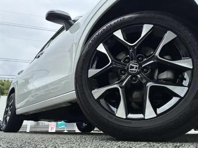 ホンダ ＺＲ－Ｖ ハイブリッド e:HEV Z 熊本県 2024(令6)年 1.3万km プラチナホワイトパール BOSEサウンド/純正ナビ/【フルセグTV/Bluetooth/USB/ラジオ】/全方位カメラ/レーダークルーズコントロール/パドルシフト/衝突軽減ブレーキ/レーンキープアシスト/先行車発進お知らせ機能/パーキングセンサー/ダウンヒルアシスト/標識認識機能/黒革シート/前席パワーシート/運転席シートメモリ/前席シートヒーター/ビルトインETC2.0/前後ドライブレコーダー（DRH-224SD）/横滑り防止機能/ブレーキホールド/純正18インチAW/ワイヤレス充電/ステアリングヒーター/革巻きステアリング/ステアリングスイッチ/オートライト/LEDヘッドライト/純正フロアマット/ドアバイザー/保証書/取扱説明書