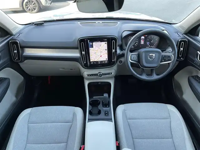 ボルボ ＸＣ４０ T4 モメンタム 山梨県 2020(令2)年 3.4万km シルバー ワンオーナー/純正HDDナビ/（AM/FM/Bluetooth/フルセグTV）/AppleCarPlay/AndroidAuto/インテリセーフ/ACC/BLIS/CTA/360°カメラ/LEDヘッドライト/半革/シートヒーター/ステアリングヒーター/純正19インチAW/ハンズフリー電動テールゲート/ETC