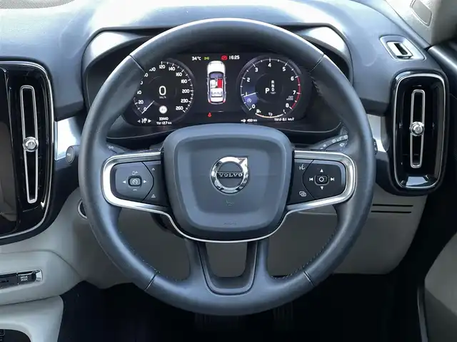 ボルボ ＸＣ４０ T4 モメンタム 山梨県 2020(令2)年 3.4万km シルバー ワンオーナー/純正HDDナビ/（AM/FM/Bluetooth/フルセグTV）/AppleCarPlay/AndroidAuto/インテリセーフ/ACC/BLIS/CTA/360°カメラ/LEDヘッドライト/半革/シートヒーター/ステアリングヒーター/純正19インチAW/ハンズフリー電動テールゲート/ETC