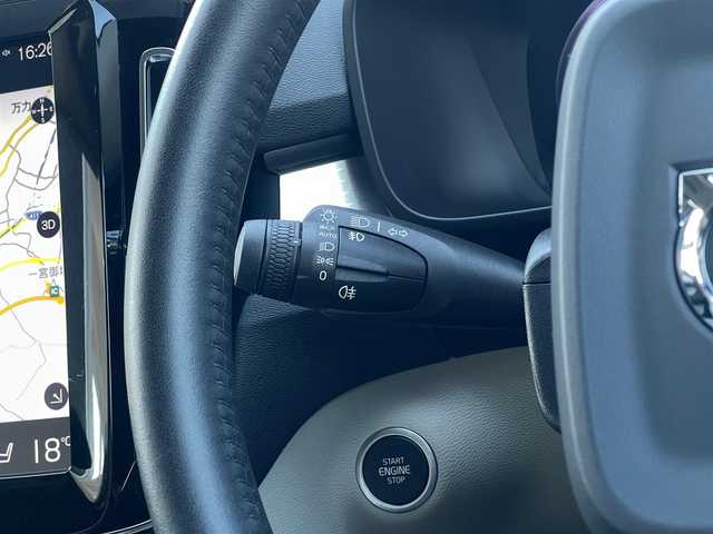 ボルボ ＸＣ４０ T4 モメンタム 山梨県 2020(令2)年 3.4万km シルバー ワンオーナー/純正HDDナビ/（AM/FM/Bluetooth/フルセグTV）/AppleCarPlay/AndroidAuto/インテリセーフ/ACC/BLIS/CTA/360°カメラ/LEDヘッドライト/半革/シートヒーター/ステアリングヒーター/純正19インチAW/ハンズフリー電動テールゲート/ETC
