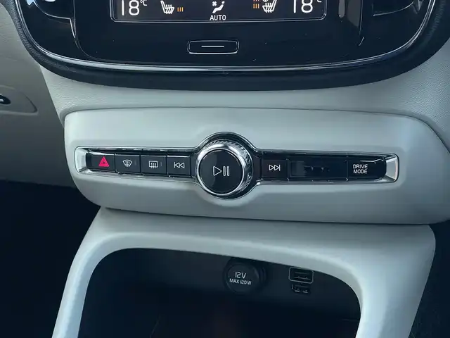 ボルボ ＸＣ４０ T4 モメンタム 山梨県 2020(令2)年 3.4万km シルバー ワンオーナー/純正HDDナビ/（AM/FM/Bluetooth/フルセグTV）/AppleCarPlay/AndroidAuto/インテリセーフ/ACC/BLIS/CTA/360°カメラ/LEDヘッドライト/半革/シートヒーター/ステアリングヒーター/純正19インチAW/ハンズフリー電動テールゲート/ETC