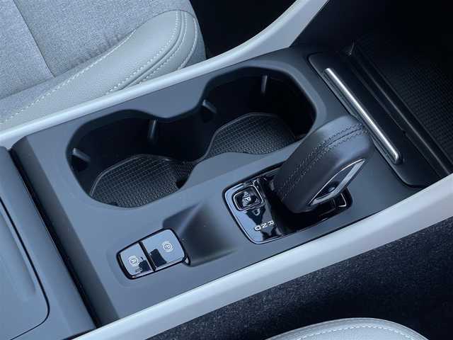 ボルボ ＸＣ４０ T4 モメンタム 山梨県 2020(令2)年 3.4万km シルバー ワンオーナー/純正HDDナビ/（AM/FM/Bluetooth/フルセグTV）/AppleCarPlay/AndroidAuto/インテリセーフ/ACC/BLIS/CTA/360°カメラ/LEDヘッドライト/半革/シートヒーター/ステアリングヒーター/純正19インチAW/ハンズフリー電動テールゲート/ETC