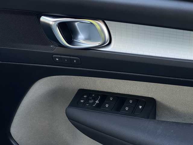 ボルボ ＸＣ４０ T4 モメンタム 山梨県 2020(令2)年 3.4万km シルバー ワンオーナー/純正HDDナビ/（AM/FM/Bluetooth/フルセグTV）/AppleCarPlay/AndroidAuto/インテリセーフ/ACC/BLIS/CTA/360°カメラ/LEDヘッドライト/半革/シートヒーター/ステアリングヒーター/純正19インチAW/ハンズフリー電動テールゲート/ETC