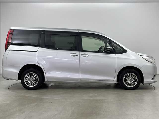トヨタ ノア X 道央・札幌 2014(平26)年 6.5万km シルバーM ・純正SDナビ(TV＆DVD＆CD＆BT)/・片側パワースライドドア/・ビルトインETC/・オートライト/・リモコンキー/・バックカメラ/・アイドリングストップ/・ECOMODE/・横滑り防止/・LEDヘッドライト/・フォグランプ/・電格ミラー