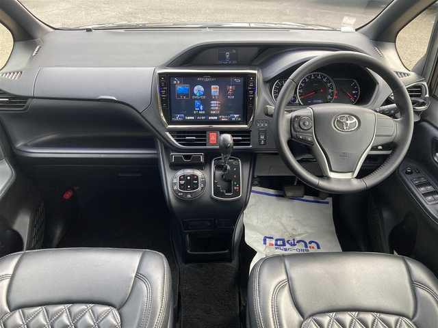トヨタ ヴォクシー ZS 静岡県 2014(平26)年 13.4万km ボルドーマイカメタリック (株)IDOMが運営する【じしゃロン焼津店】の自社ローン専用車両になります。こちらは現金またはオートローンご利用時の価格です。自社ローンご希望の方は別途その旨お申付け下さい /社外ＳＤナビ/(フルセグＴＶ/Ｂｌｕｅｔｏｏｔｈ接続/ＣＤ/ＤＶＤ)/後席モニター/片側パワースライドドア/バックカメラ/ＥＴＣ/プッシュスタート＆スマートキー/ＬＥＤヘッドライト/オートライト