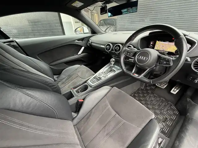 アウディ ＴＴクーペ 2．0 TFSI Sラインパック 静岡県 2016(平28)年 6.2万km グレイシアホワイトメタリック ハーフレザーシート/バーチャルコックピット/(CD/DVD/Bluetooth/フルセグ)/バックカメラ/クルーズコントロール/パーキングアシスト/スマートキー/ETC/ドライブレコーダー/純正フロアマット/純正18インチアルミホイール/保証書/取説