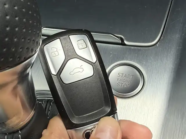 アウディ ＴＴクーペ 2．0 TFSI Sラインパック 静岡県 2016(平28)年 6.2万km グレイシアホワイトメタリック ハーフレザーシート/バーチャルコックピット/(CD/DVD/Bluetooth/フルセグ)/バックカメラ/クルーズコントロール/パーキングアシスト/スマートキー/ETC/ドライブレコーダー/純正フロアマット/純正18インチアルミホイール/保証書/取説