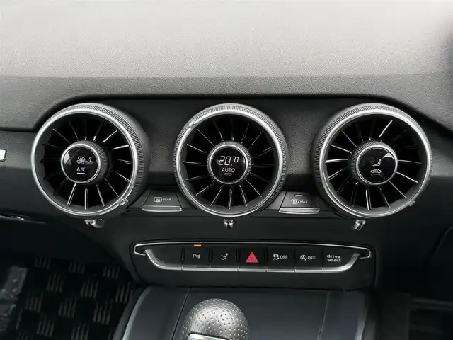 アウディ ＴＴクーペ 2．0 TFSI Sラインパック 静岡県 2016(平28)年 6.2万km グレイシアホワイトメタリック ハーフレザーシート/バーチャルコックピット/(CD/DVD/Bluetooth/フルセグ)/バックカメラ/クルーズコントロール/パーキングアシスト/スマートキー/ETC/ドライブレコーダー/純正フロアマット/純正18インチアルミホイール/保証書/取説
