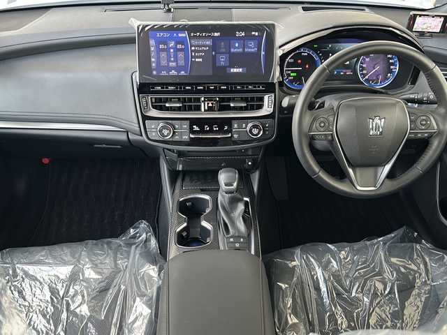 トヨタ クラウン ハイブリッド RS アドバンス 神奈川県 2021(令3)年 0.7万km プレシャスホワイトパール M‘Z SPEEDエアロ/トヨタ セーフティ センス/・プリクラッシュセーフティ/・レーントレーシングアシスト/・レーンディパーチャーアラート/・ロードサインアシスト/・レーダークルーズコントロール/・オートマチックハイビーム/純正メーカーナビ　T-Connect for CROWN/・12.3インチディスプレイ/・クラウン　スーパーライブサウンドシステム/(10スピーカー/8chオーディオアンプ）/・Blu-ray/DVD/CD/microSD/サウンドライブラリー/USB入力端子/Bluetooth(ハンズフリー/オーディオ）/音声認識/Miracast/・スマートフォン連携/ビルトインETC2.0/レザーシート/前席パワーシート/前席シートヒーター/前席エアシート/デジタルインナーミラー/ブラインドスポットモニター/ヘッドアップディスプレイ/横滑り防止機能/純正18インチアルミホイール/スマートキー/LEDヘッドライト/パドルシフト/パーキングサポートブレーキ/TVキャンセラー/ステアリングヒーター/保証書/取扱説明書/スペアキー