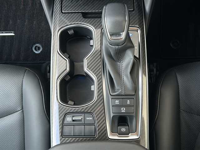 トヨタ クラウン ハイブリッド RS アドバンス 神奈川県 2021(令3)年 0.7万km プレシャスホワイトパール M‘Z SPEEDエアロ/トヨタ セーフティ センス/・プリクラッシュセーフティ/・レーントレーシングアシスト/・レーンディパーチャーアラート/・ロードサインアシスト/・レーダークルーズコントロール/・オートマチックハイビーム/純正メーカーナビ　T-Connect for CROWN/・12.3インチディスプレイ/・クラウン　スーパーライブサウンドシステム/(10スピーカー/8chオーディオアンプ）/・Blu-ray/DVD/CD/microSD/サウンドライブラリー/USB入力端子/Bluetooth(ハンズフリー/オーディオ）/音声認識/Miracast/・スマートフォン連携/ビルトインETC2.0/レザーシート/前席パワーシート/前席シートヒーター/前席エアシート/デジタルインナーミラー/ブラインドスポットモニター/ヘッドアップディスプレイ/横滑り防止機能/純正18インチアルミホイール/スマートキー/LEDヘッドライト/パドルシフト/パーキングサポートブレーキ/TVキャンセラー/ステアリングヒーター/保証書/取扱説明書/スペアキー