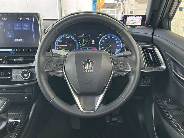 トヨタ クラウン ハイブリッド RS アドバンス 神奈川県 2021(令3)年 0.7万km プレシャスホワイトパール M‘Z SPEEDエアロ/トヨタ セーフティ センス/・プリクラッシュセーフティ/・レーントレーシングアシスト/・レーンディパーチャーアラート/・ロードサインアシスト/・レーダークルーズコントロール/・オートマチックハイビーム/純正メーカーナビ　T-Connect for CROWN/・12.3インチディスプレイ/・クラウン　スーパーライブサウンドシステム/(10スピーカー/8chオーディオアンプ）/・Blu-ray/DVD/CD/microSD/サウンドライブラリー/USB入力端子/Bluetooth(ハンズフリー/オーディオ）/音声認識/Miracast/・スマートフォン連携/ビルトインETC2.0/レザーシート/前席パワーシート/前席シートヒーター/前席エアシート/デジタルインナーミラー/ブラインドスポットモニター/ヘッドアップディスプレイ/横滑り防止機能/純正18インチアルミホイール/スマートキー/LEDヘッドライト/パドルシフト/パーキングサポートブレーキ/TVキャンセラー/ステアリングヒーター/保証書/取扱説明書/スペアキー