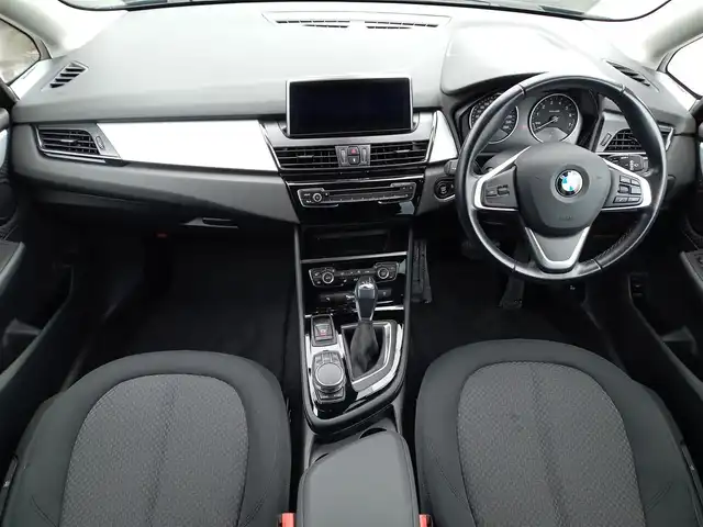 ＢＭＷ ２１８ｉ アクティブツアラー 福井県 2017(平29)年 2.2万km 黒 衝突被害軽減システム/クルーズコントロール/純正メーカーナビ/・（CD/DVD/Bluetooth/USB/FM/AM）/バックカメラ/ビルトインETC/前後ドライブレコーダー/電子パーキング/前席シートヒーター/オートLEDライト/オートワイパー/純正16インチAW/スマートキー