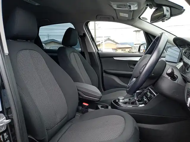 ＢＭＷ ２１８ｉ アクティブツアラー 福井県 2017(平29)年 2.2万km 黒 衝突被害軽減システム/クルーズコントロール/純正メーカーナビ/・（CD/DVD/Bluetooth/USB/FM/AM）/バックカメラ/ビルトインETC/前後ドライブレコーダー/電子パーキング/前席シートヒーター/オートLEDライト/オートワイパー/純正16インチAW/スマートキー