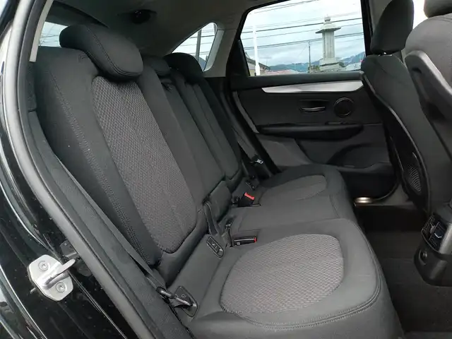 ＢＭＷ ２１８ｉ アクティブツアラー 福井県 2017(平29)年 2.2万km 黒 衝突被害軽減システム/クルーズコントロール/純正メーカーナビ/・（CD/DVD/Bluetooth/USB/FM/AM）/バックカメラ/ビルトインETC/前後ドライブレコーダー/電子パーキング/前席シートヒーター/オートLEDライト/オートワイパー/純正16インチAW/スマートキー