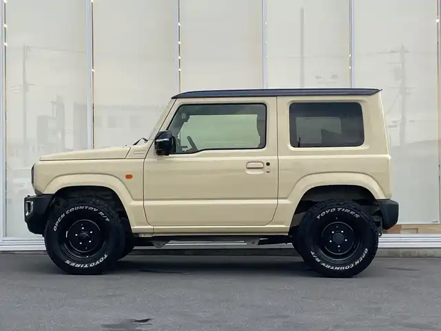 スズキ ジムニー XC 神奈川県 2021(令3)年 2.1万km シフォンアイボリーメタリックブラック2トーンルーフ 純正ディスプレイオーディオ（PVH9300DVSZ)/CD/DVD/Bluetooth/iPod/クルーズコントロール/シートヒーター/プッシュスタート/スマートキー/ダウンヒルアシストコントロール/スロットルコントローラー/純正フロアマット/LEDヘッドライト/オートライト/フォグランプ/横滑り防止装置/レーンキープアシスト/衝突被害軽減システム