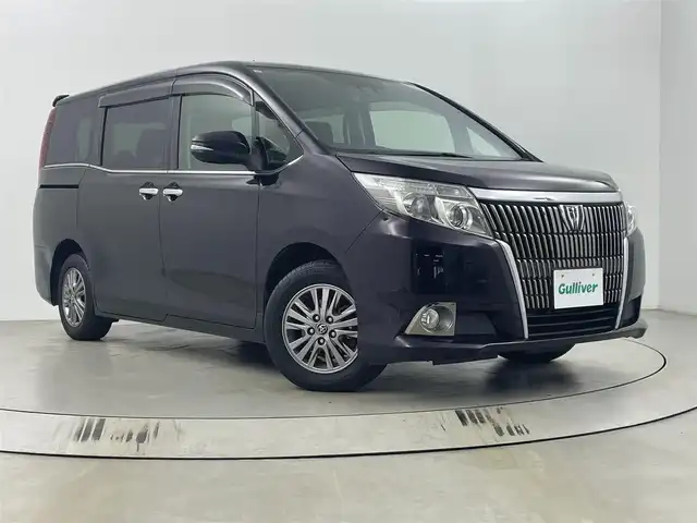 トヨタ エスクァイア Gi 埼玉県 2017(平29)年 5.4万km ボルドーマイカメタリック フリップダウンモニター　/純正ナビ　/バックカメラ　/ビルトインＥＴＣ　/前席シートヒーター　/クルーズコントロール　/両側パワースライドドア　/衝突軽減システム　/レーンキープアシスト/オートマティックハイビーム/純正１５インチアルミホイール　/純正フロアマット/ＬＥＤヘッドライト/ウィンカーミラー/ドアバイザー/ロールサンシェード/プッシュスタート/スマートキー