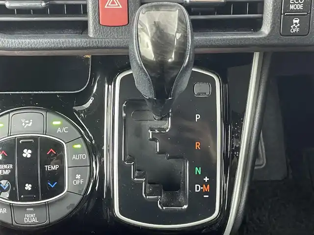 トヨタ エスクァイア Gi 埼玉県 2017(平29)年 5.4万km ボルドーマイカメタリック フリップダウンモニター　/純正ナビ　/バックカメラ　/ビルトインＥＴＣ　/前席シートヒーター　/クルーズコントロール　/両側パワースライドドア　/衝突軽減システム　/レーンキープアシスト/オートマティックハイビーム/純正１５インチアルミホイール　/純正フロアマット/ＬＥＤヘッドライト/ウィンカーミラー/ドアバイザー/ロールサンシェード/プッシュスタート/スマートキー