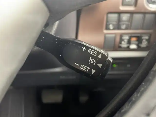 トヨタ エスクァイア Gi 埼玉県 2017(平29)年 5.4万km ボルドーマイカメタリック フリップダウンモニター　/純正ナビ　/バックカメラ　/ビルトインＥＴＣ　/前席シートヒーター　/クルーズコントロール　/両側パワースライドドア　/衝突軽減システム　/レーンキープアシスト/オートマティックハイビーム/純正１５インチアルミホイール　/純正フロアマット/ＬＥＤヘッドライト/ウィンカーミラー/ドアバイザー/ロールサンシェード/プッシュスタート/スマートキー