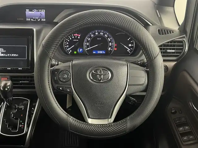 トヨタ エスクァイア Gi 埼玉県 2017(平29)年 5.4万km ボルドーマイカメタリック フリップダウンモニター　/純正ナビ　/バックカメラ　/ビルトインＥＴＣ　/前席シートヒーター　/クルーズコントロール　/両側パワースライドドア　/衝突軽減システム　/レーンキープアシスト/オートマティックハイビーム/純正１５インチアルミホイール　/純正フロアマット/ＬＥＤヘッドライト/ウィンカーミラー/ドアバイザー/ロールサンシェード/プッシュスタート/スマートキー