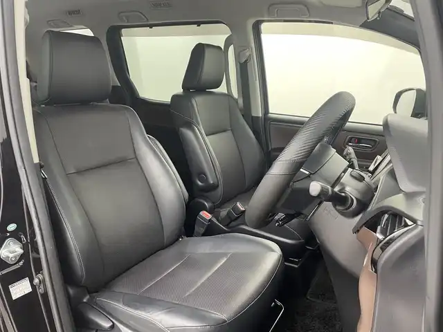 トヨタ エスクァイア Gi 埼玉県 2017(平29)年 5.4万km ボルドーマイカメタリック フリップダウンモニター　/純正ナビ　/バックカメラ　/ビルトインＥＴＣ　/前席シートヒーター　/クルーズコントロール　/両側パワースライドドア　/衝突軽減システム　/レーンキープアシスト/オートマティックハイビーム/純正１５インチアルミホイール　/純正フロアマット/ＬＥＤヘッドライト/ウィンカーミラー/ドアバイザー/ロールサンシェード/プッシュスタート/スマートキー