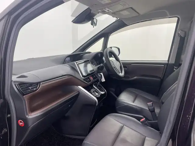 トヨタ エスクァイア Gi 埼玉県 2017(平29)年 5.4万km ボルドーマイカメタリック フリップダウンモニター　/純正ナビ　/バックカメラ　/ビルトインＥＴＣ　/前席シートヒーター　/クルーズコントロール　/両側パワースライドドア　/衝突軽減システム　/レーンキープアシスト/オートマティックハイビーム/純正１５インチアルミホイール　/純正フロアマット/ＬＥＤヘッドライト/ウィンカーミラー/ドアバイザー/ロールサンシェード/プッシュスタート/スマートキー