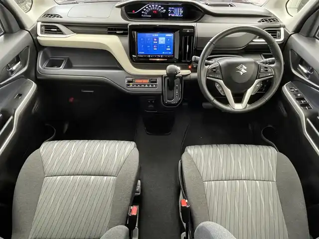 スズキ ソリオ HV MZ 滋賀県 2024(令6)年 1万km メロウディープレッドパール 社外8インチナビ/【CD.DVD.Bluetooth.フルセグTV】/全方位カメラ/衝突軽減ブレーキ/追従クルーズコントロール/レーンキープアシスト/LEDヘッドライト/オートライト/オートハイビーム/前席シートヒーター/ETC/前方ドライブレコーダー/クリアランスソナー/アイドリングストップ/両側電動スライドドア/ヘッドアップディスプレイ/プッシュスタート/スマートキー