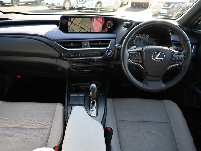 レクサス ＵＸ 300e バージョンL 千葉県 2021(令3)年 3.9万km ソニッククォーツ Lexus Safety System+/・プリクラッシュセーフティ/・レーンディパーチャーアラート/・オートハイビーム/・ブラインドスポットモニター/・レーダークルーズコントロール/充電ケーブル/ヘッドアップディスプレイ/パワーバックドア/コンビレザーシート/前席パワーシート/エアシート/シートヒーター/純正ナビ/地デジTV/【DVD/CD再生機能　Bluetooth接続】/パノラミックビューモニター/ドライブレコーダー/革巻きステアリング/ステアリングスイッチ/ステアリングヒーター/パドルシフト/ETC/LEDヘッドライト/フォグライト/ウインカーミラー/クリアランスソナー/純正18インチアルミホイル/サイド/カーテンエアバッグ/スマートキー