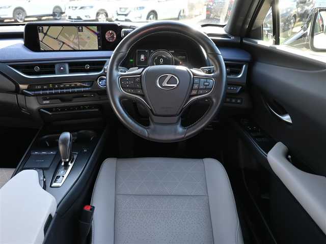 レクサス ＵＸ 300e バージョンL 千葉県 2021(令3)年 3.9万km ソニッククォーツ Lexus Safety System+/・プリクラッシュセーフティ/・レーンディパーチャーアラート/・オートハイビーム/・ブラインドスポットモニター/・レーダークルーズコントロール/充電ケーブル/ヘッドアップディスプレイ/パワーバックドア/コンビレザーシート/前席パワーシート/エアシート/シートヒーター/純正ナビ/地デジTV/【DVD/CD再生機能　Bluetooth接続】/パノラミックビューモニター/ドライブレコーダー/革巻きステアリング/ステアリングスイッチ/ステアリングヒーター/パドルシフト/ETC/LEDヘッドライト/フォグライト/ウインカーミラー/クリアランスソナー/純正18インチアルミホイル/サイド/カーテンエアバッグ/スマートキー