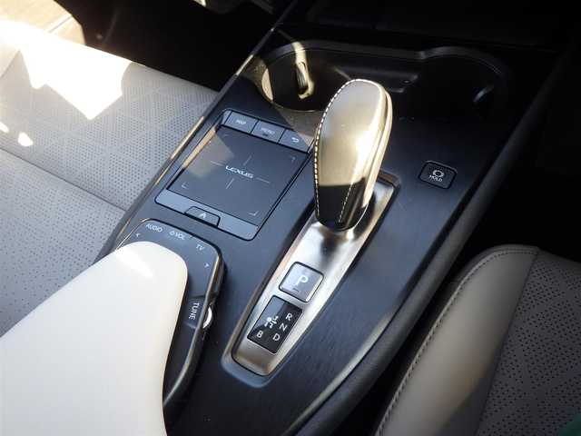 レクサス ＵＸ 300e バージョンL 千葉県 2021(令3)年 3.9万km ソニッククォーツ Lexus Safety System+/・プリクラッシュセーフティ/・レーンディパーチャーアラート/・オートハイビーム/・ブラインドスポットモニター/・レーダークルーズコントロール/充電ケーブル/ヘッドアップディスプレイ/パワーバックドア/コンビレザーシート/前席パワーシート/エアシート/シートヒーター/純正ナビ/地デジTV/【DVD/CD再生機能　Bluetooth接続】/パノラミックビューモニター/ドライブレコーダー/革巻きステアリング/ステアリングスイッチ/ステアリングヒーター/パドルシフト/ETC/LEDヘッドライト/フォグライト/ウインカーミラー/クリアランスソナー/純正18インチアルミホイル/サイド/カーテンエアバッグ/スマートキー