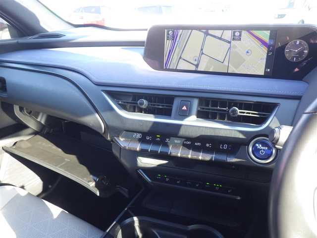 レクサス ＵＸ 300e バージョンL 千葉県 2021(令3)年 3.9万km ソニッククォーツ Lexus Safety System+/・プリクラッシュセーフティ/・レーンディパーチャーアラート/・オートハイビーム/・ブラインドスポットモニター/・レーダークルーズコントロール/充電ケーブル/ヘッドアップディスプレイ/パワーバックドア/コンビレザーシート/前席パワーシート/エアシート/シートヒーター/純正ナビ/地デジTV/【DVD/CD再生機能　Bluetooth接続】/パノラミックビューモニター/ドライブレコーダー/革巻きステアリング/ステアリングスイッチ/ステアリングヒーター/パドルシフト/ETC/LEDヘッドライト/フォグライト/ウインカーミラー/クリアランスソナー/純正18インチアルミホイル/サイド/カーテンエアバッグ/スマートキー